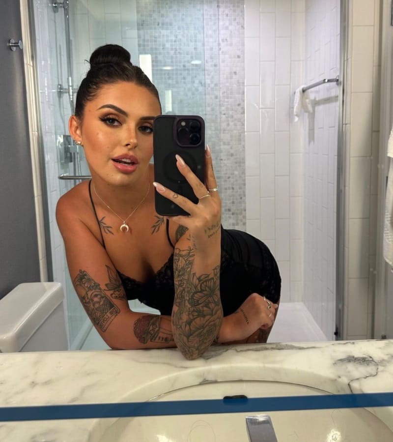 Kenna in sexy outfit