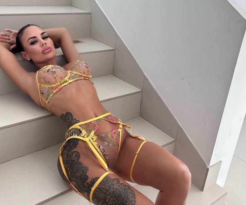 Chantelle in gele lingerie