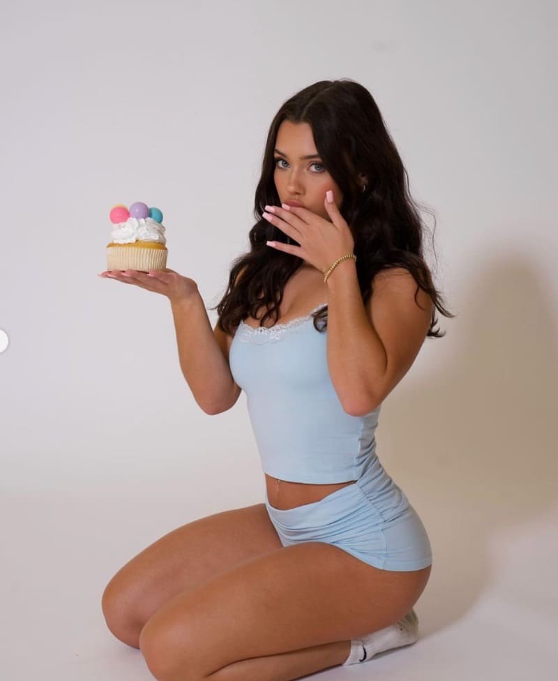 Sexy babe in blauwe outfti