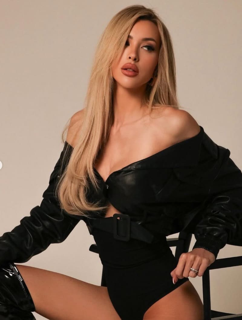 Babe in zwarte outfit