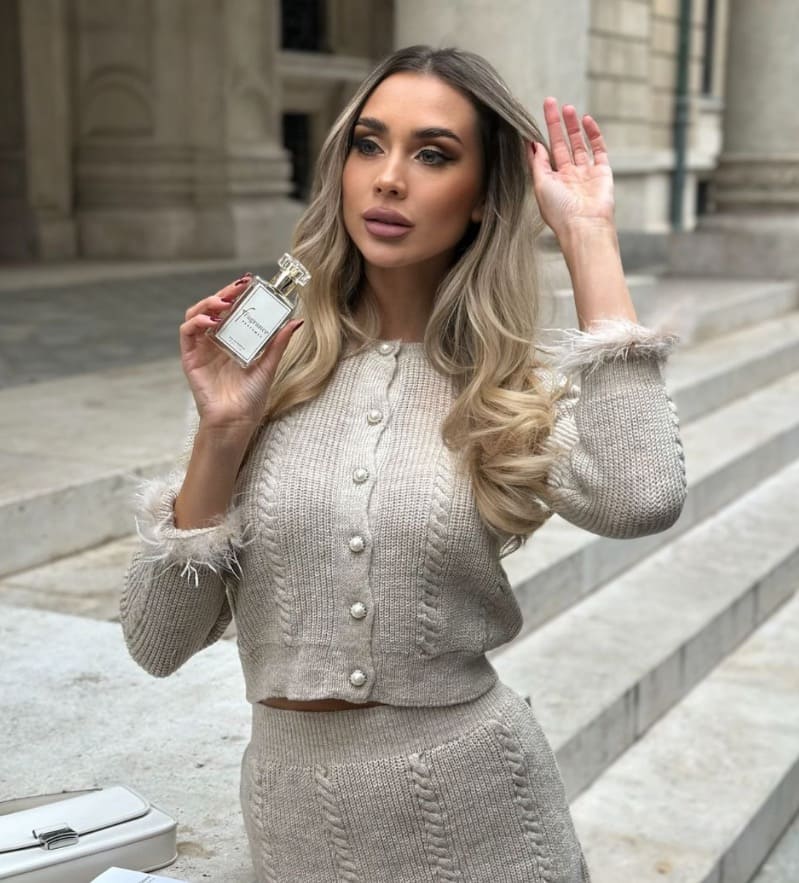 Sexy dame in grijze jurk