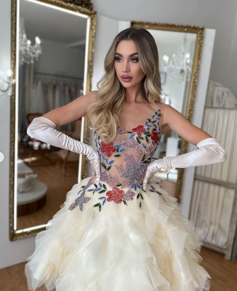 Gina in sexy witte jurk 