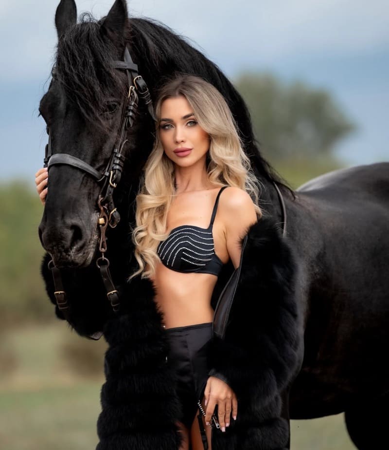 Gina met zwart paard