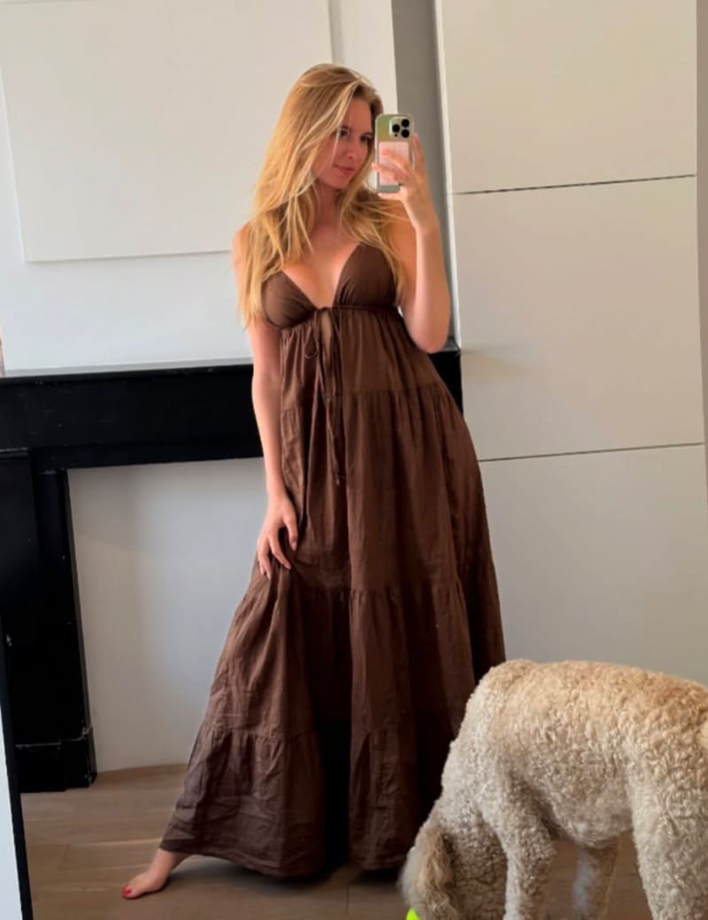 Babe in lange bruine jurk