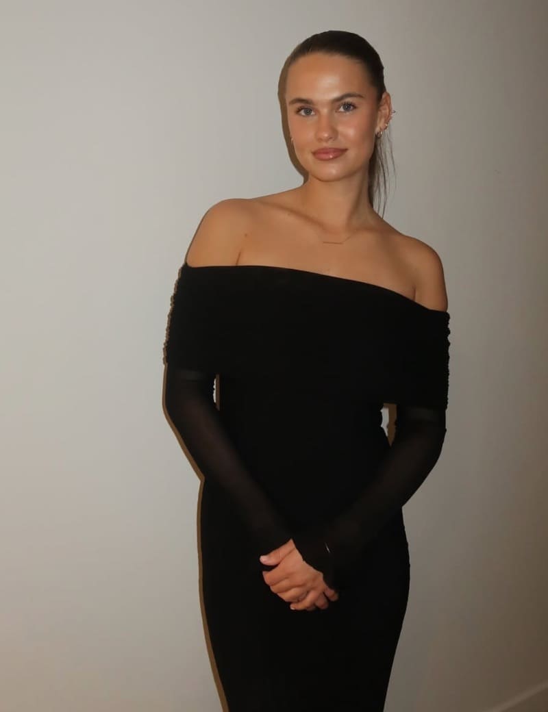 Babe in zwarte shouderloze jurk