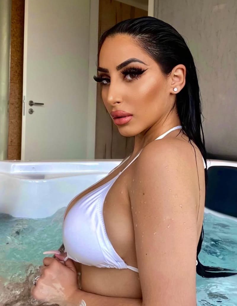Babe in witte bikini