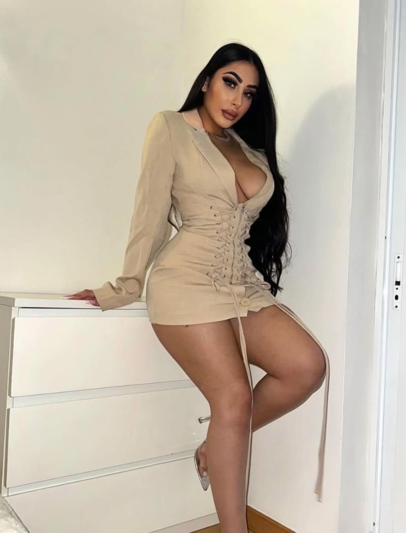 Nina in sexy jurk