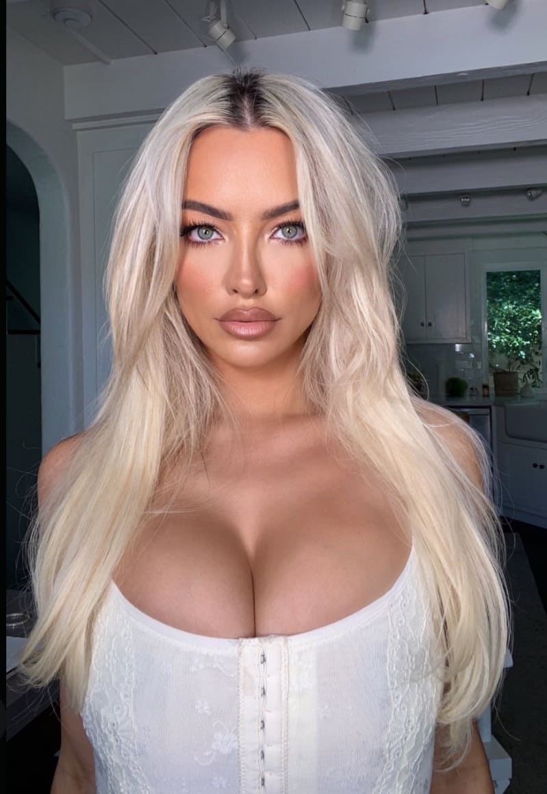 Babe in wit topje met enorme tieten