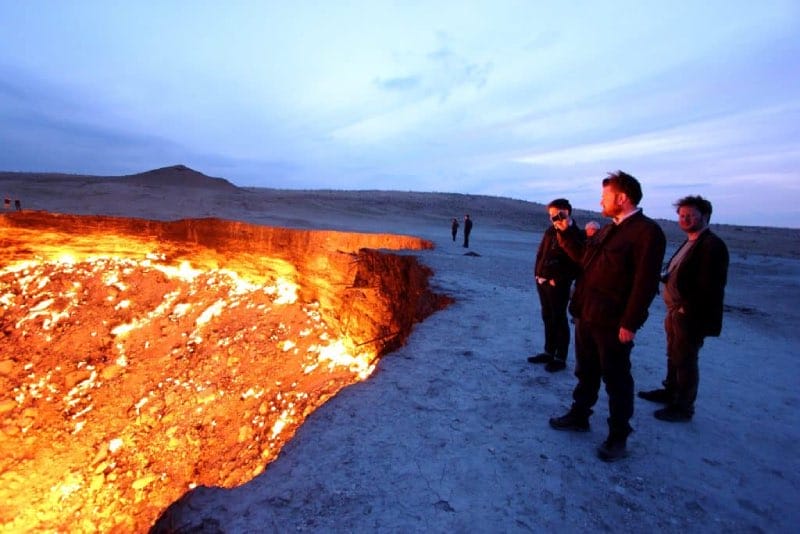 Mensen naast Door to Hell