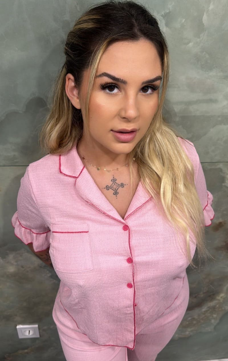 Giulia in sexy roze outfit