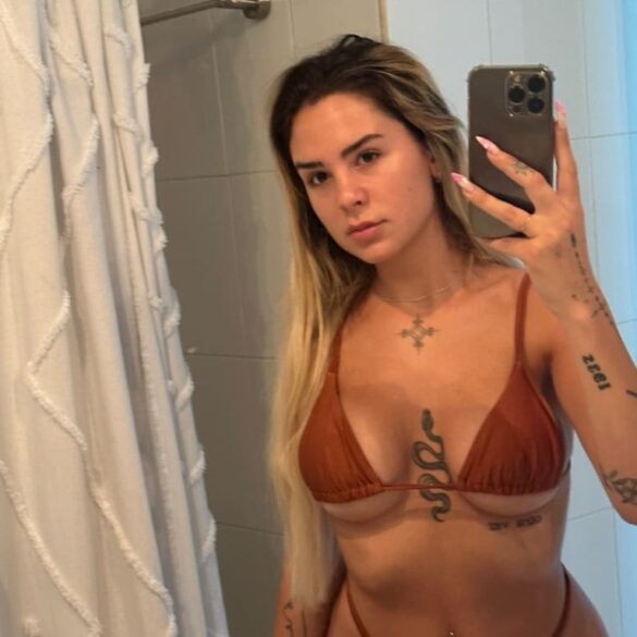 Hottie in bruine bikini Giulia FT