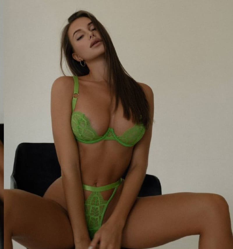 Hottie in sexy groene lingerie