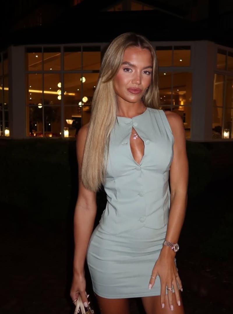 Babe in blauwe jurk