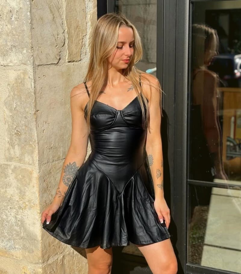 Lucie in sexy jurk