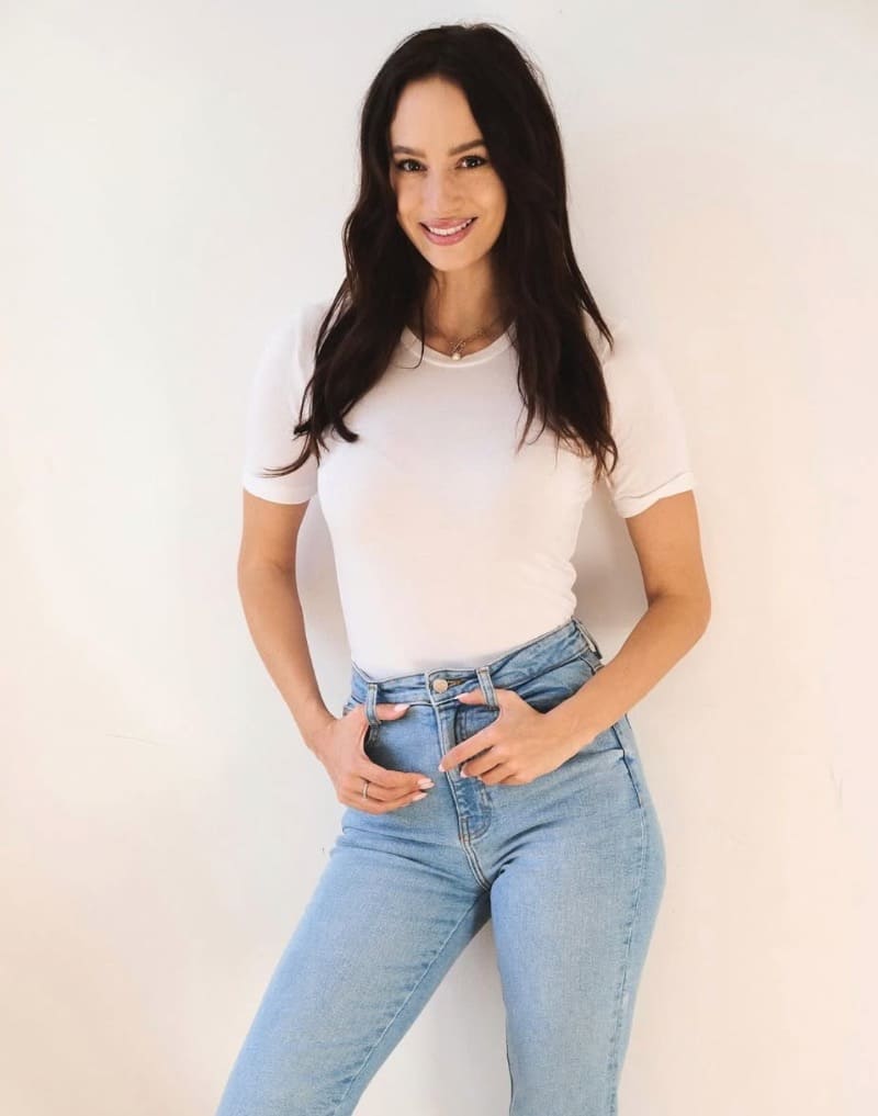 Magdalena in wit topje en jeans