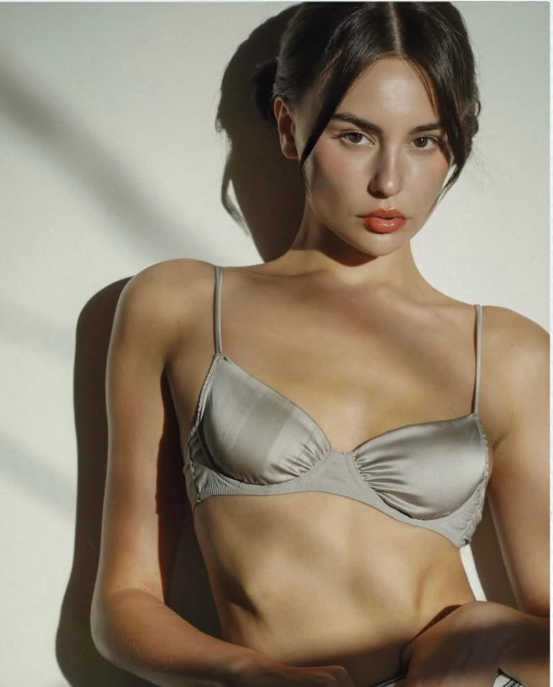 Viktoria in sexy grijze bh
