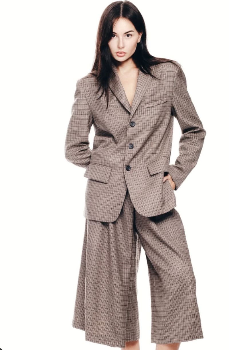 Model in bruine outfit