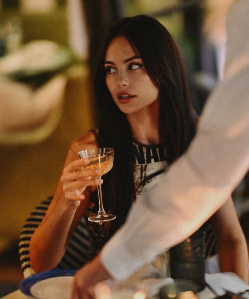 Babe drinkt wijn