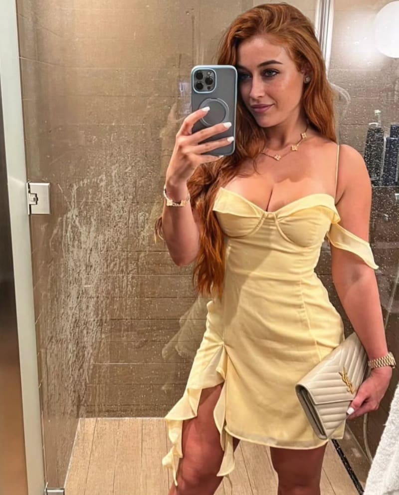 Babe in gele jurk klaar voor feestje