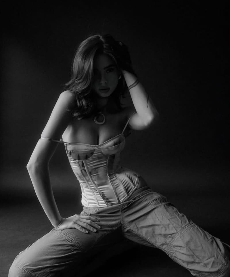 Hannahbeth in zwart wit in sexy outfit