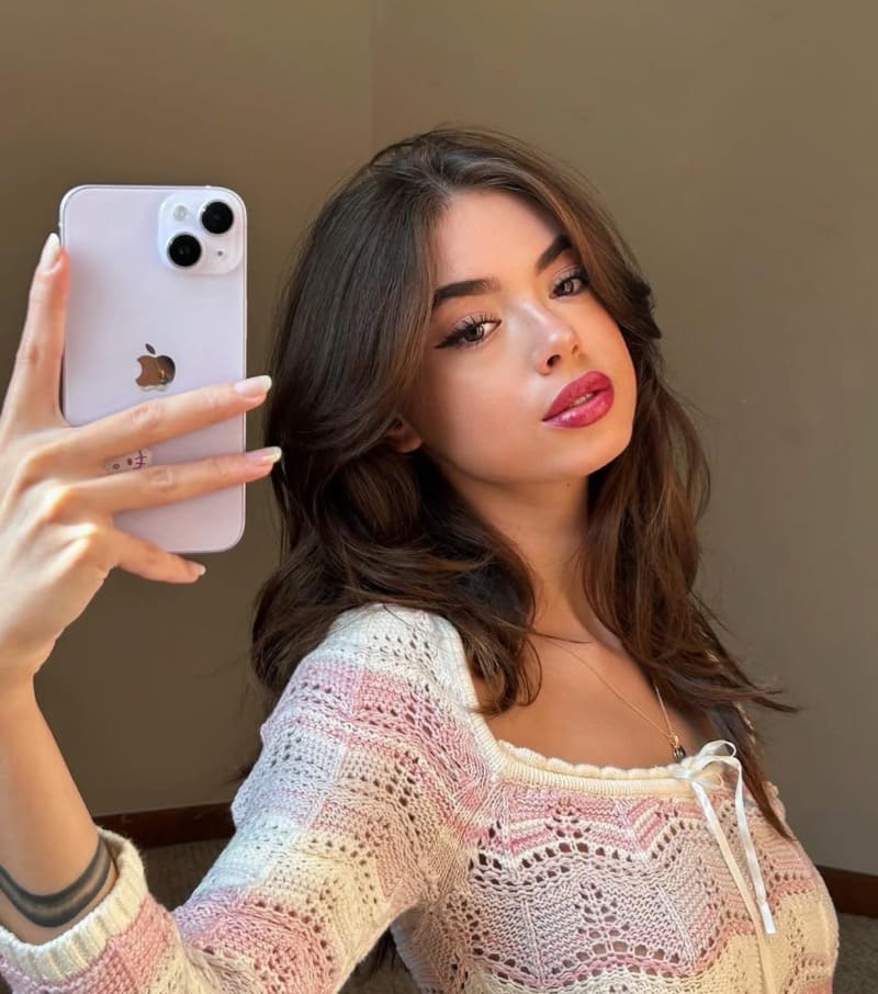 Babe neemt spiegel selfie