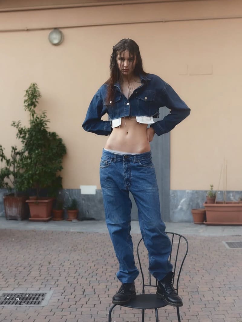 Babe in jeans outfit