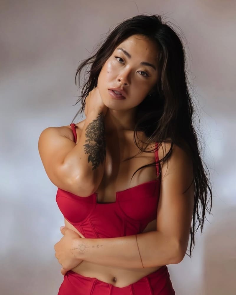 Charlene in rode sexy lingerie