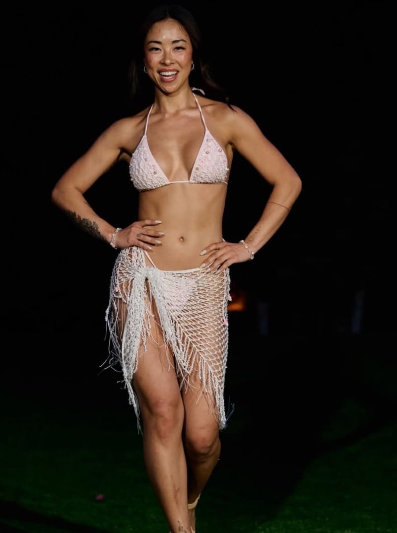 Charlene in wit jurkje en bikini