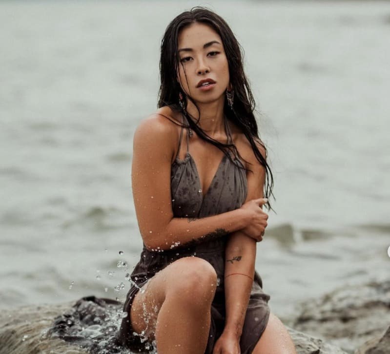 Charlene op strand in lange jurk