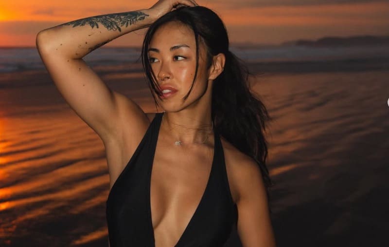 Babr in zwarte bikini