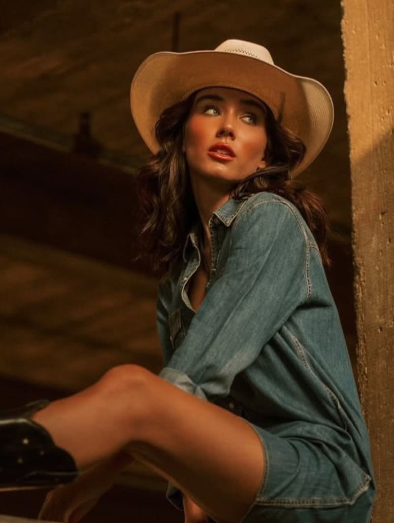 Babe in sexy cowgirl outfit