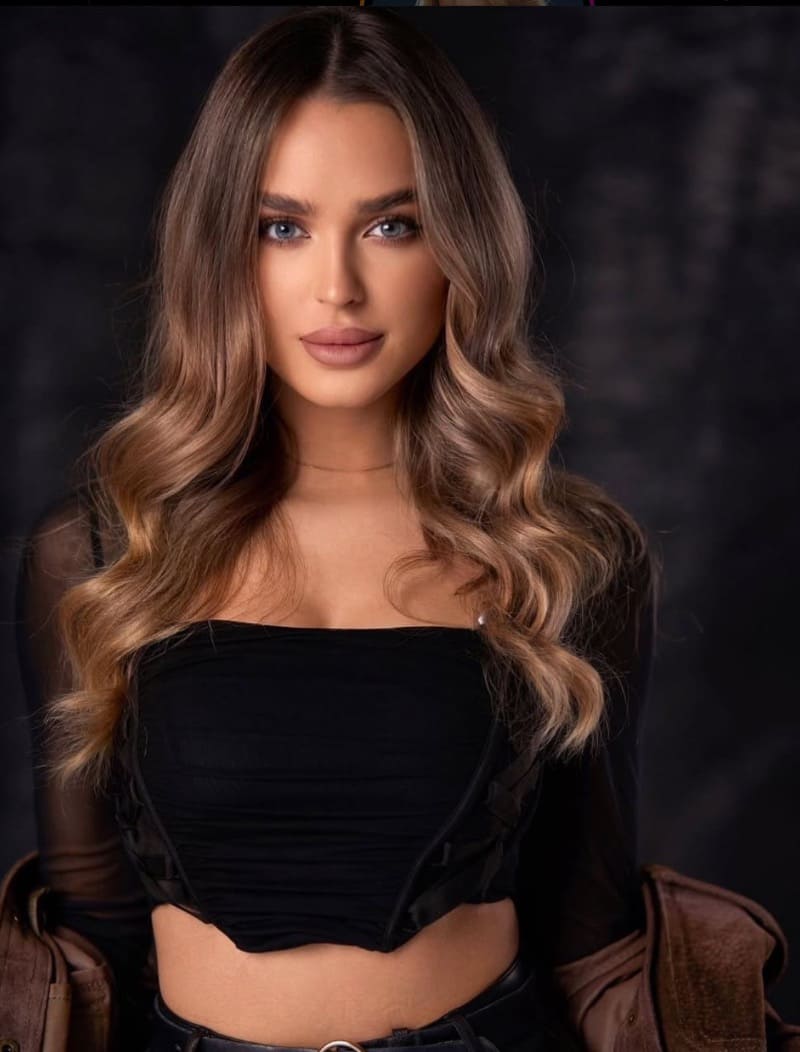 Babe in sexy zwart topje