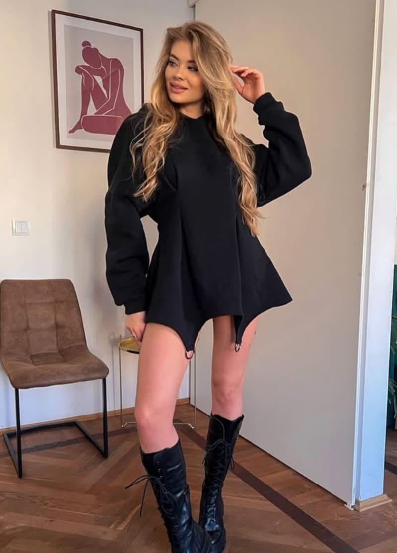 Babe in zwart kort rokje