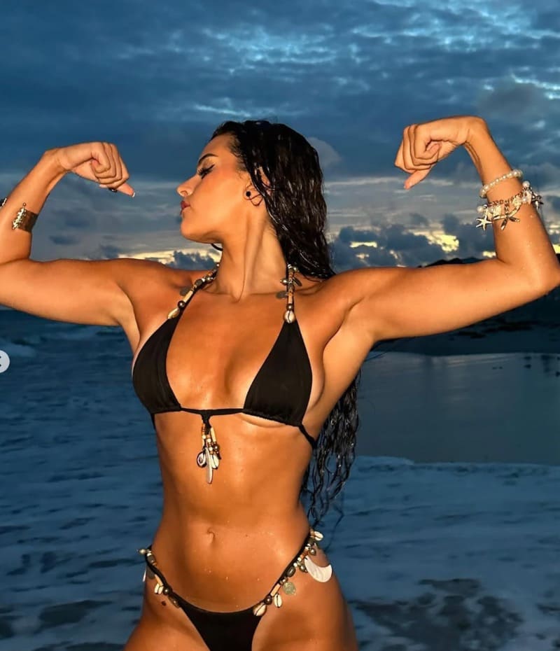Babe in sexy bikini flexing