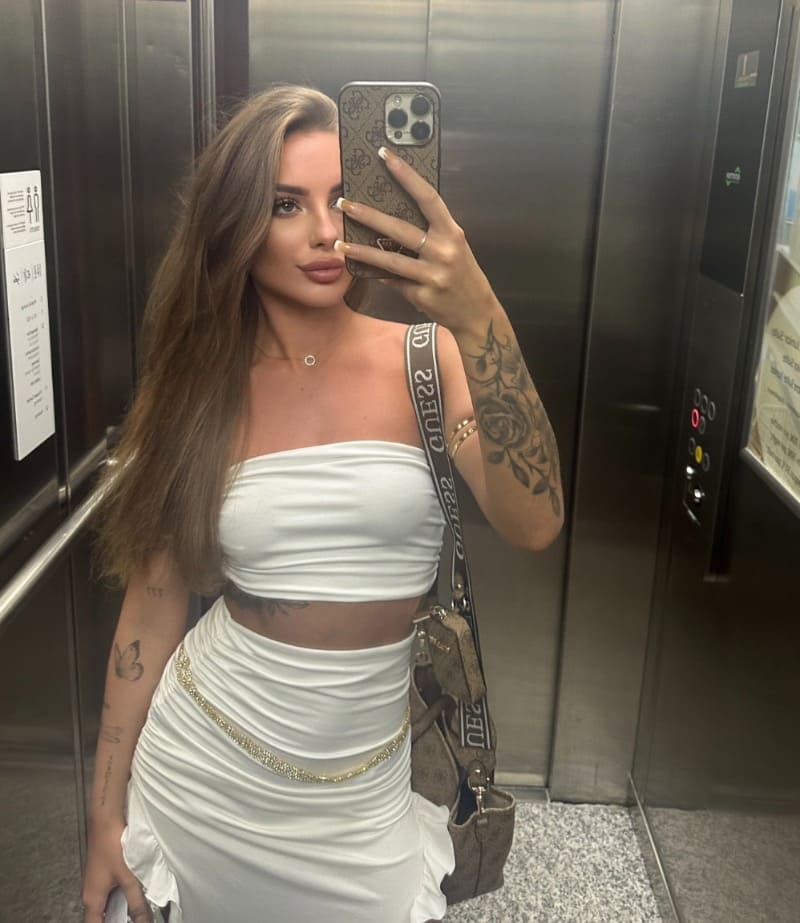 Babe in lift