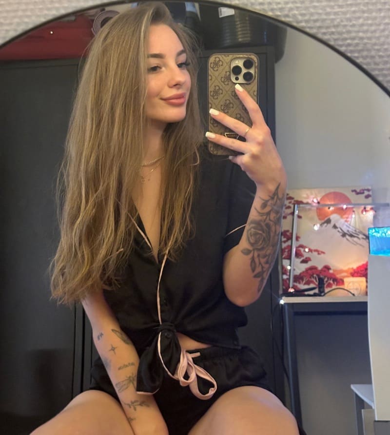 Babe in zwarte slaap outfit
