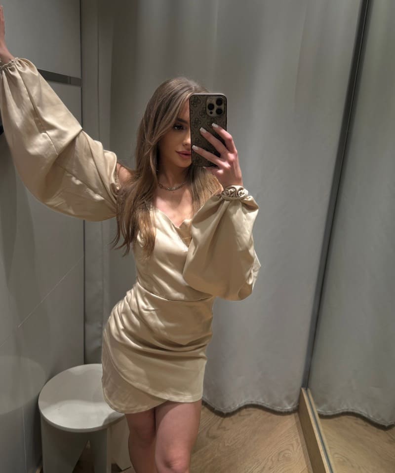 Babe in beige jurk