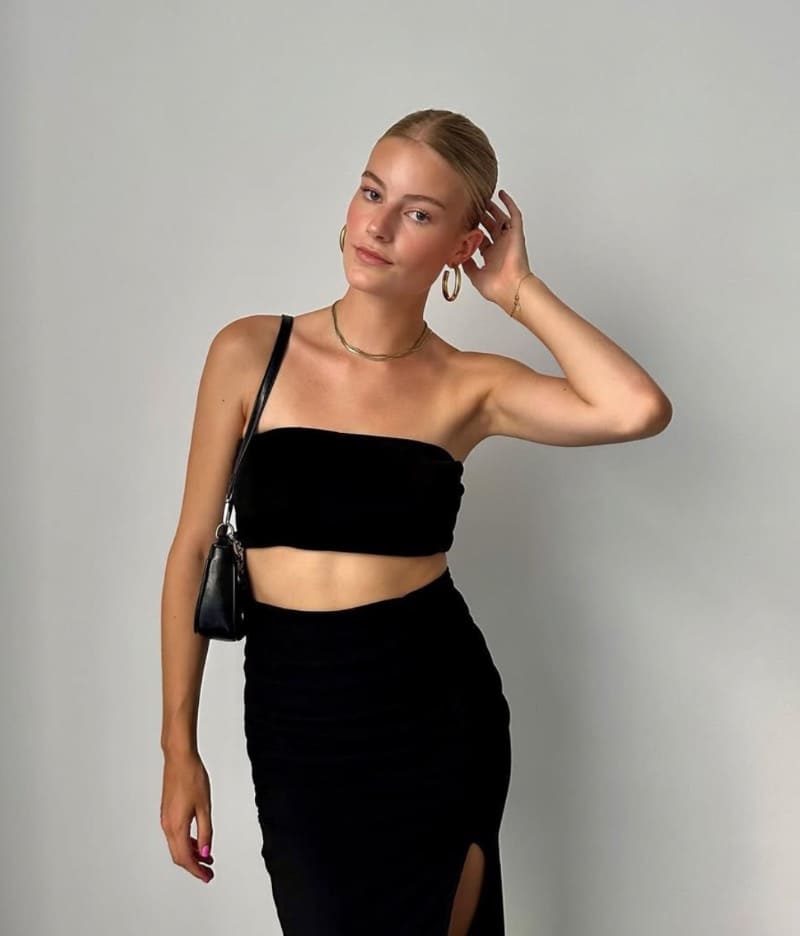 Babe in sexy jurk