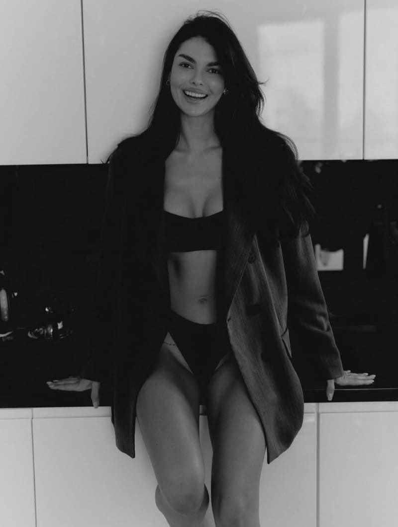 Babe in keuken in lingerie