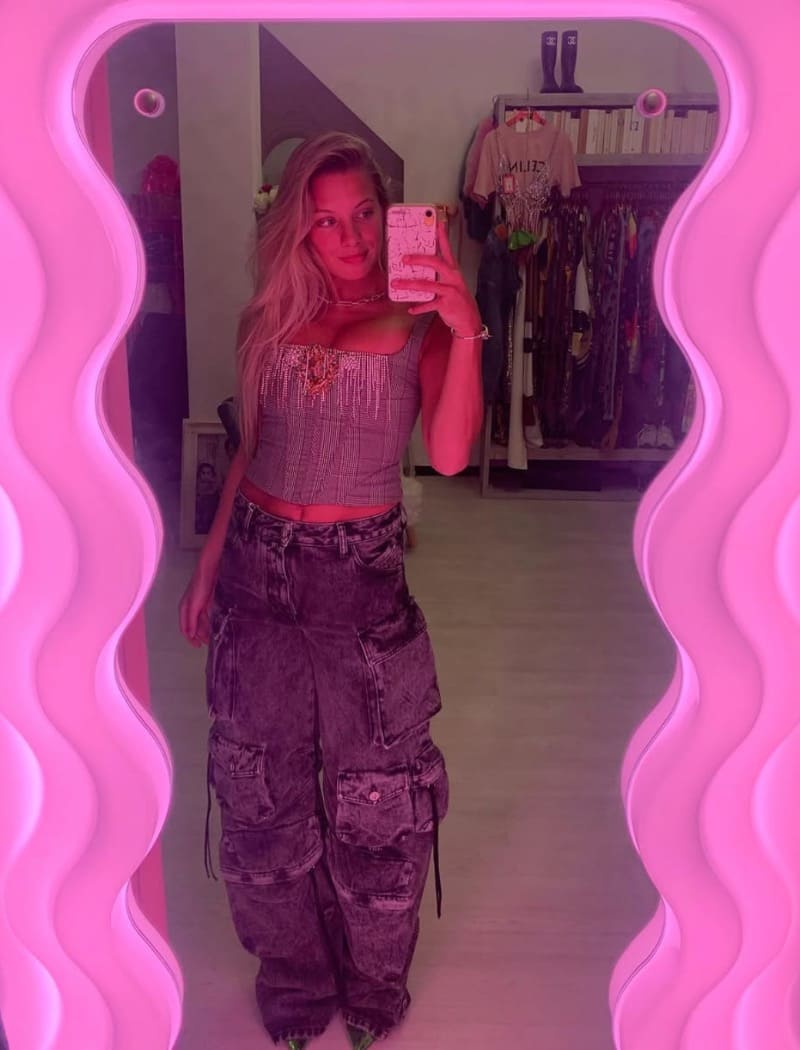 Babe heeft een sexy grijs topje
