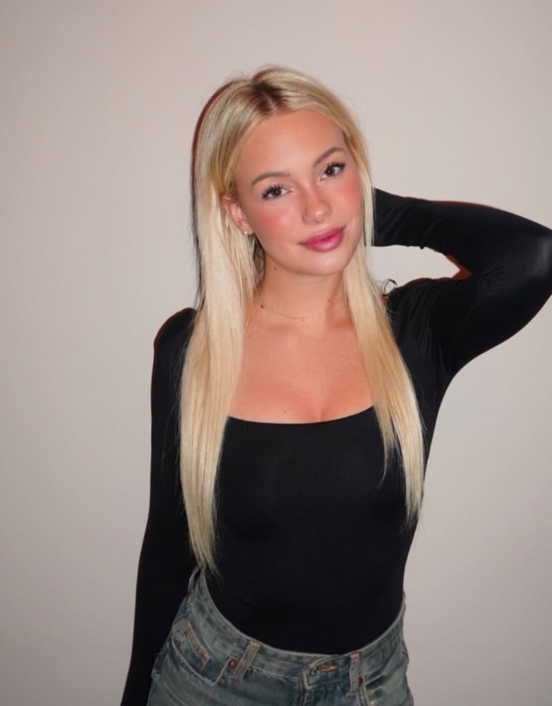 Nina met sexy zwart topje