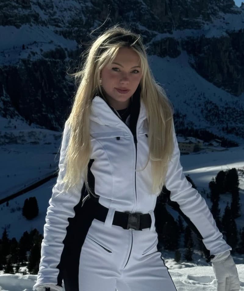 Sexy blondine in ski pak
