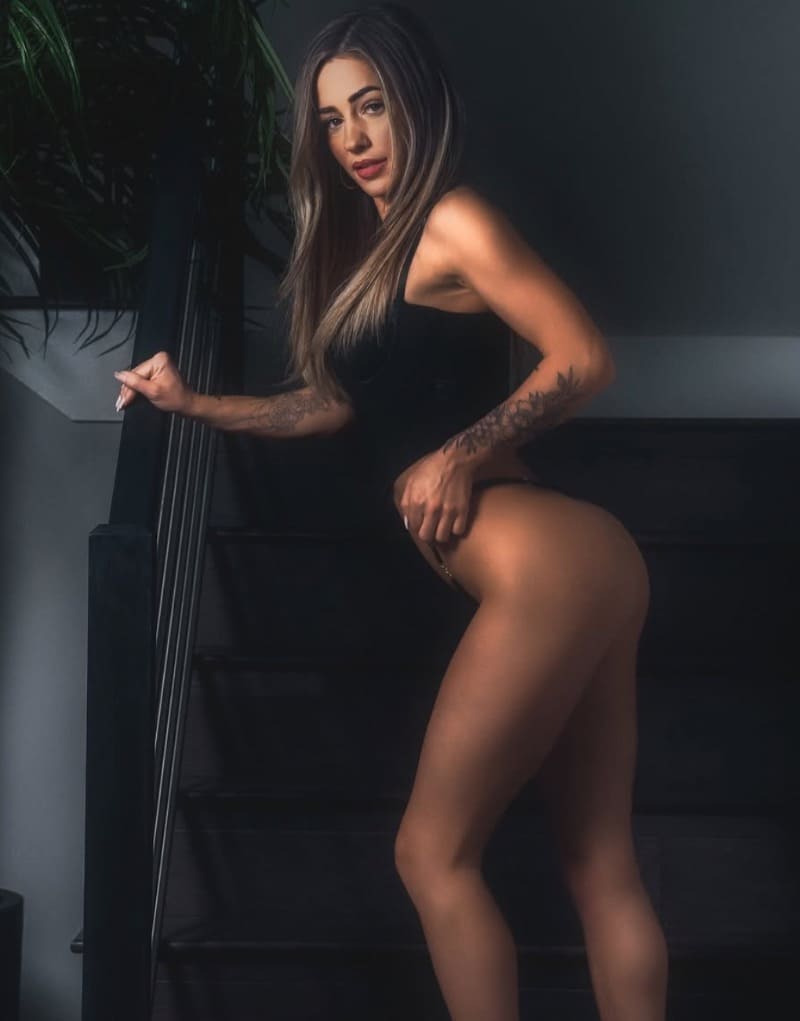 Autumn met perfecte billen in zwarte lingerie