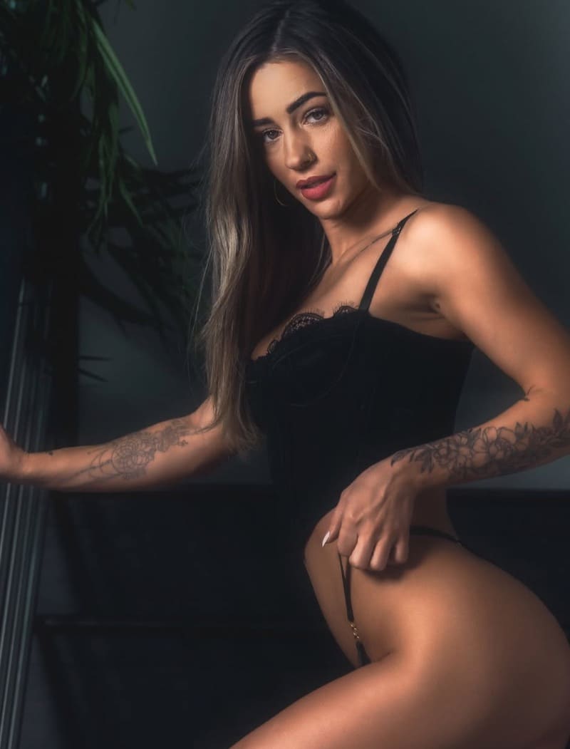 babe in sexy outfit