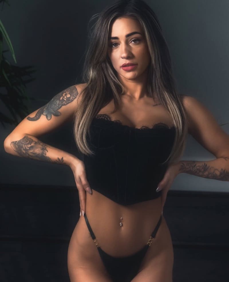 Autumn in sexy zwarte lingerie