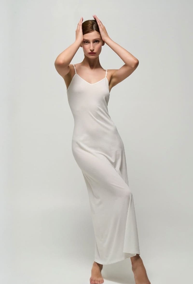 Babe in lange witte jurk