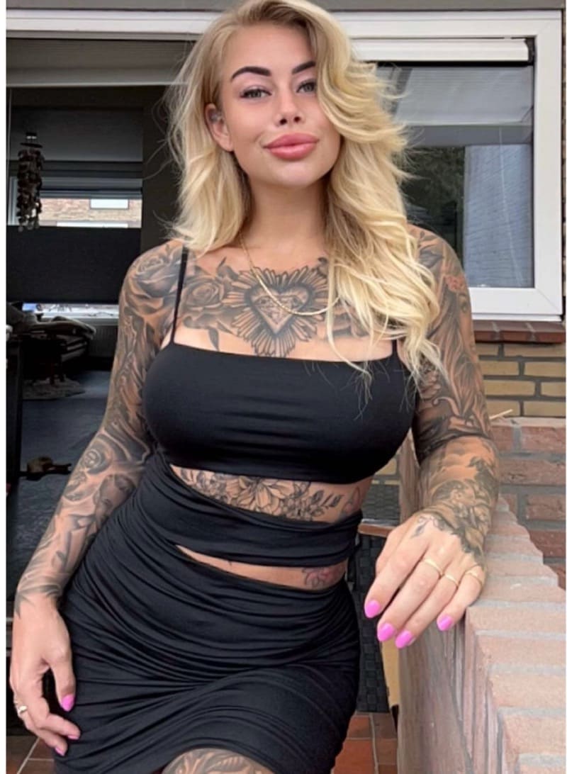 Shania in sexy jurkje