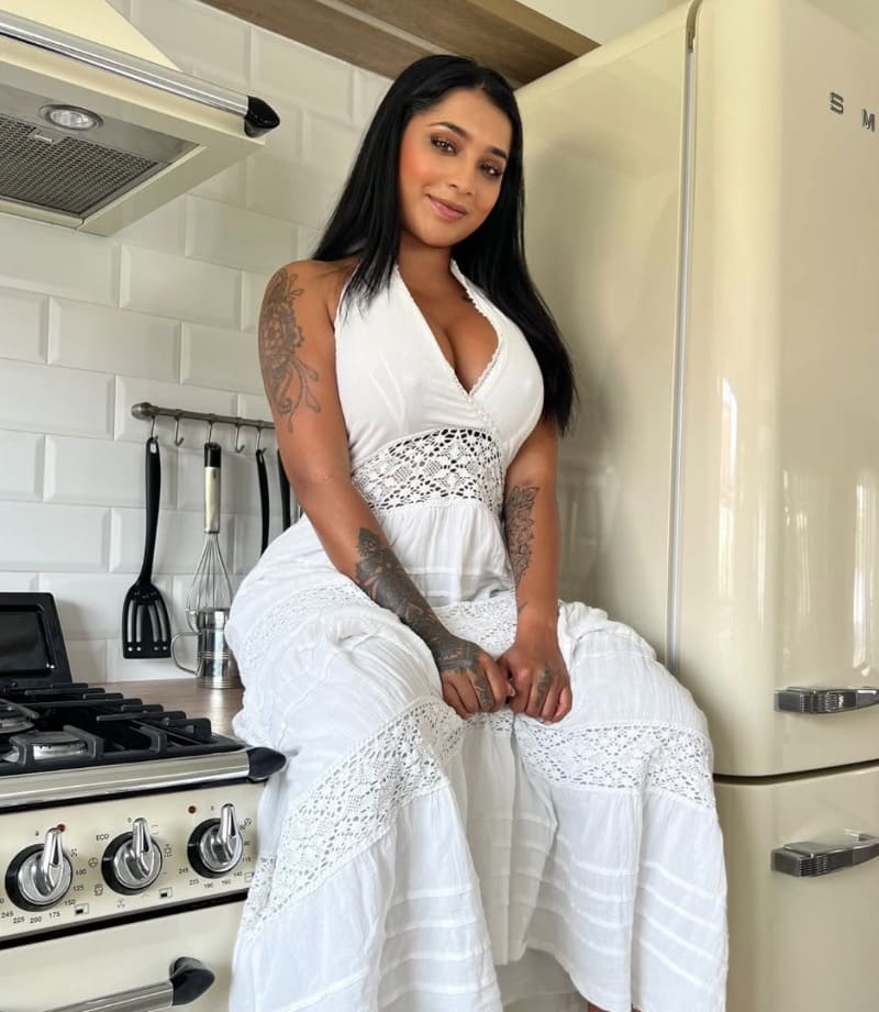 Babe in witte outfit op aanrecht