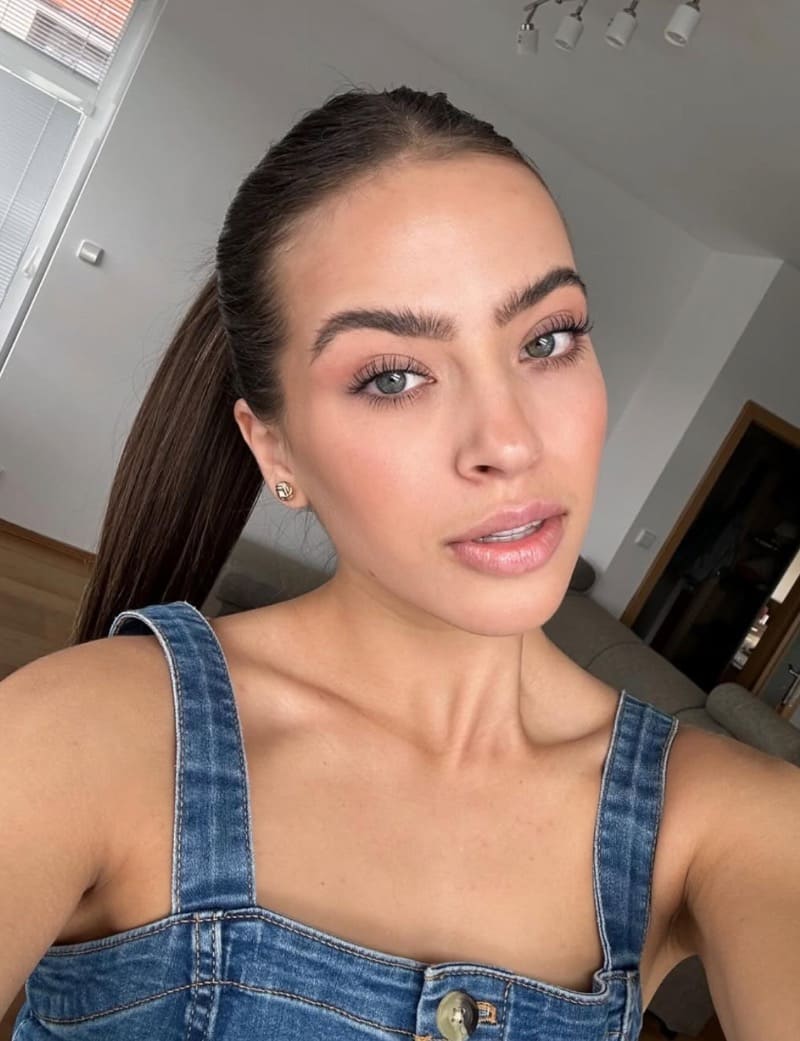 Brunette neemt selfie