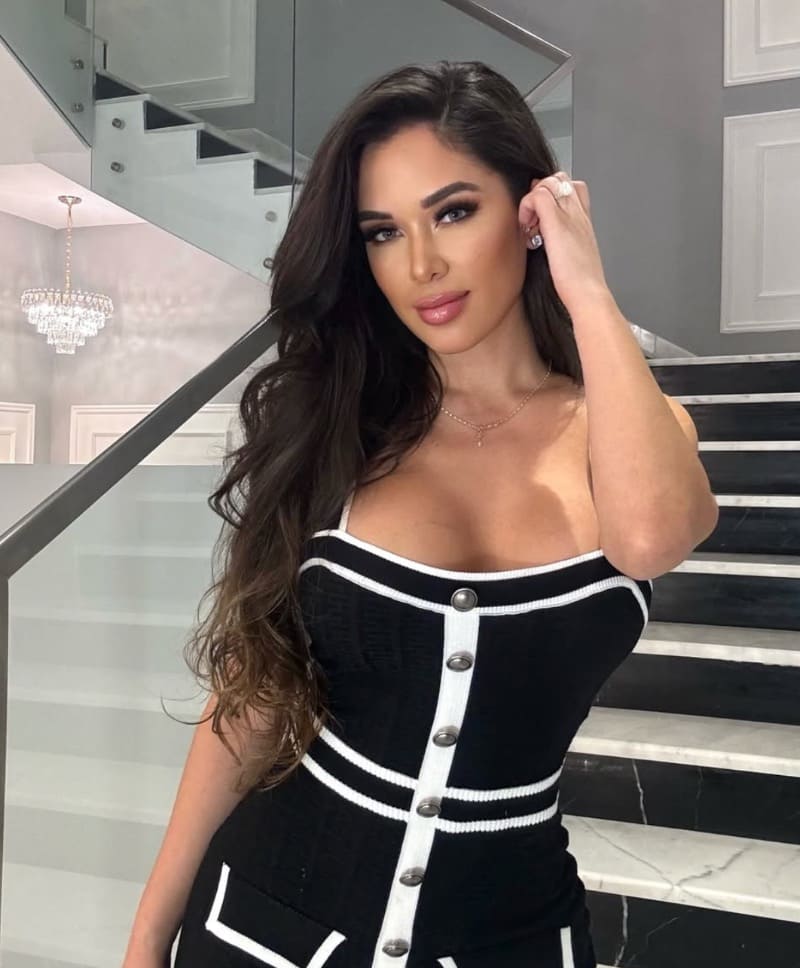 Shayra in sexy zwarte jurk